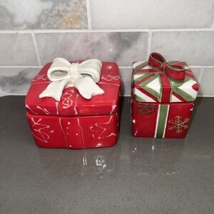 Set of 2 Glass Gift Box Presents Red Green & White With Ribbons